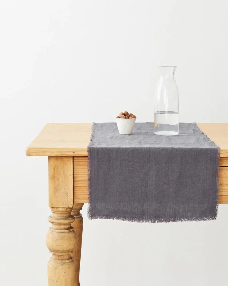 Fringes - runner in lino grigio scuro con frange