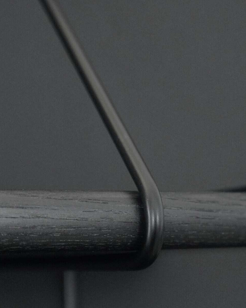 Dettaglio mensola e staffa in metallo