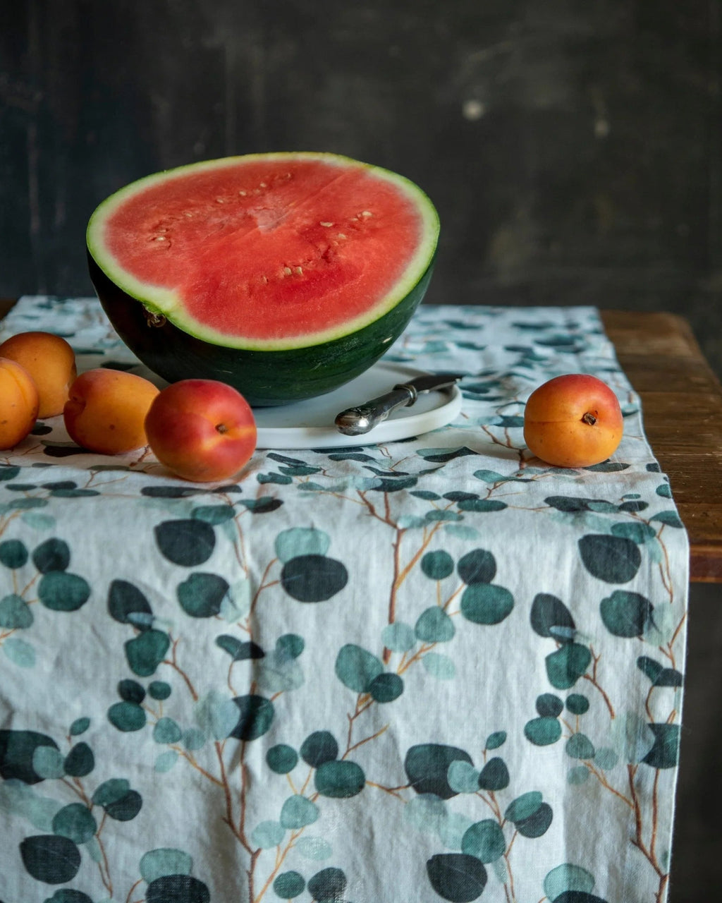 Eucalyptus - runner in lino bianco con ramage di eucalipto