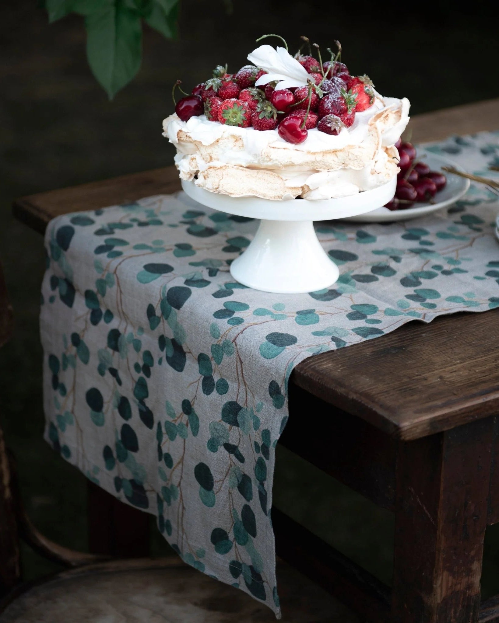 Eucalyptus - runner in lino tinta naturale con ramage di eucalipto