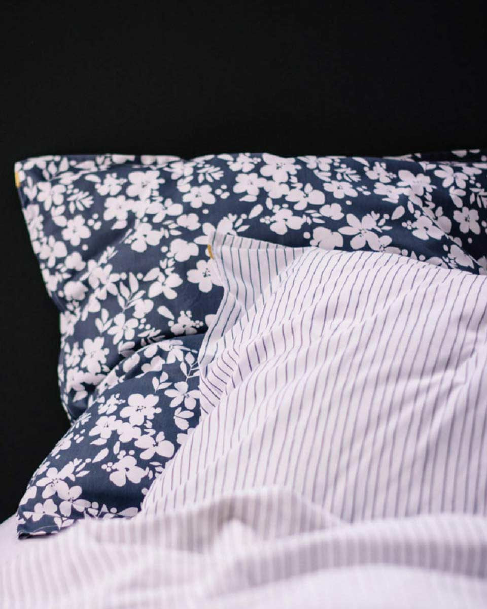 Federa blu a fiori bianchi