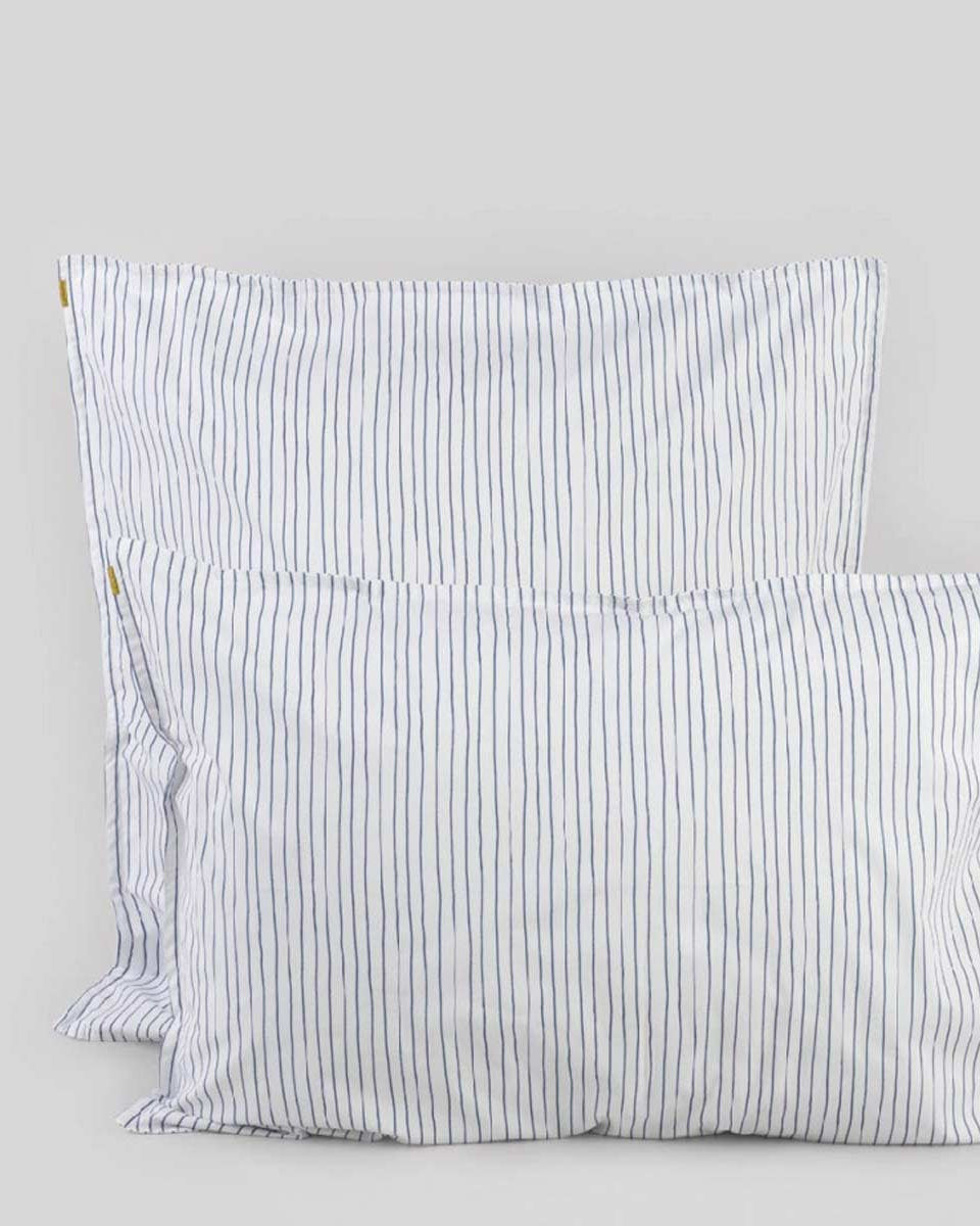 Federa a righe blu su fondo bianco