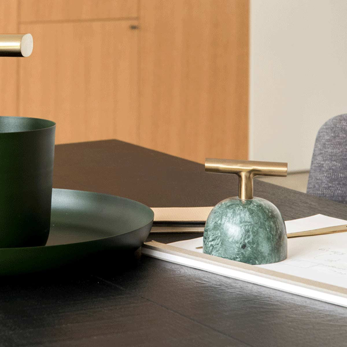 Fermacarte design in marmo