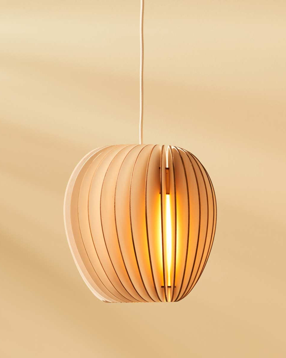 Lampada a sospensione di design realizzata in legno di pioppo