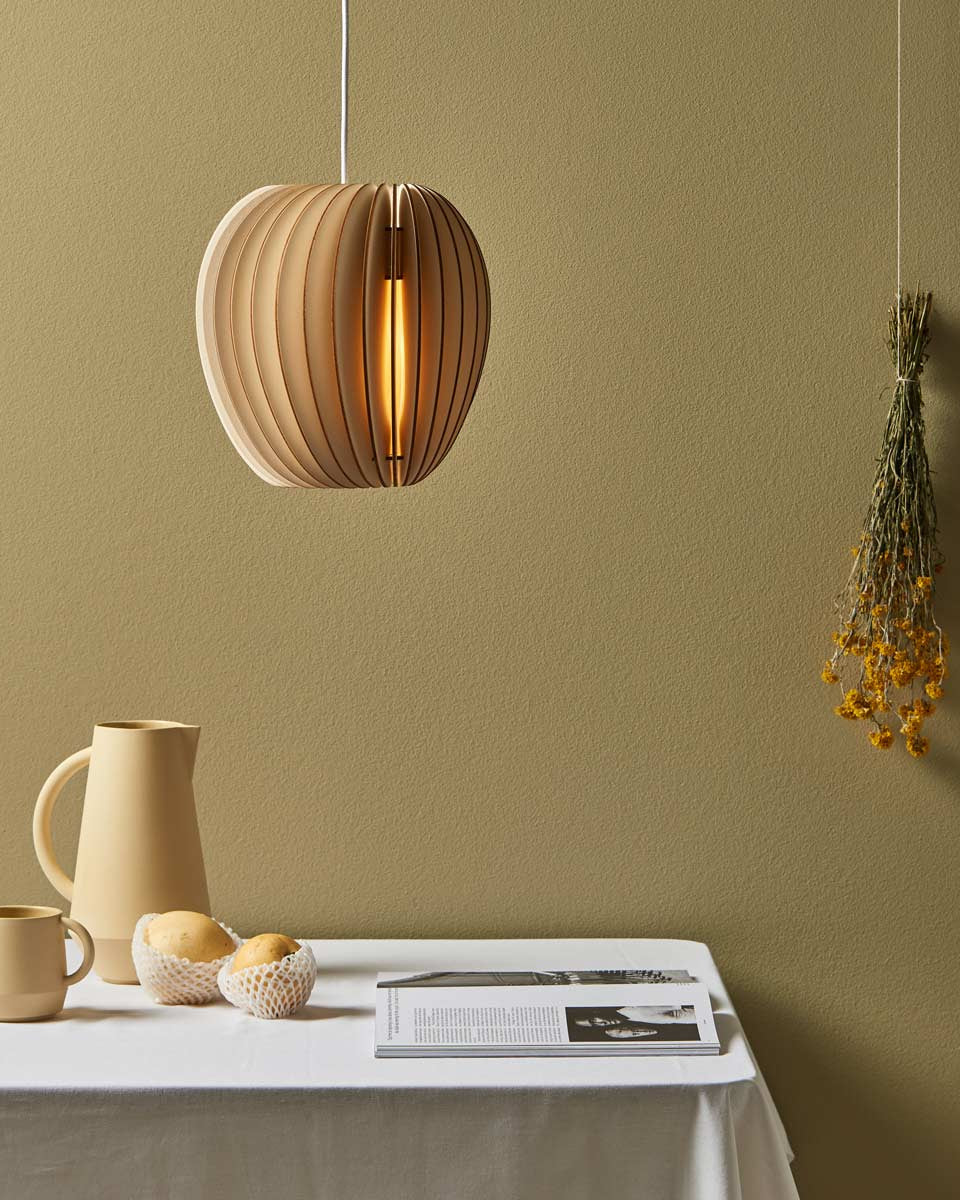 Lampada a sospensione in legno che crea luce soffusa e atmosfera soft