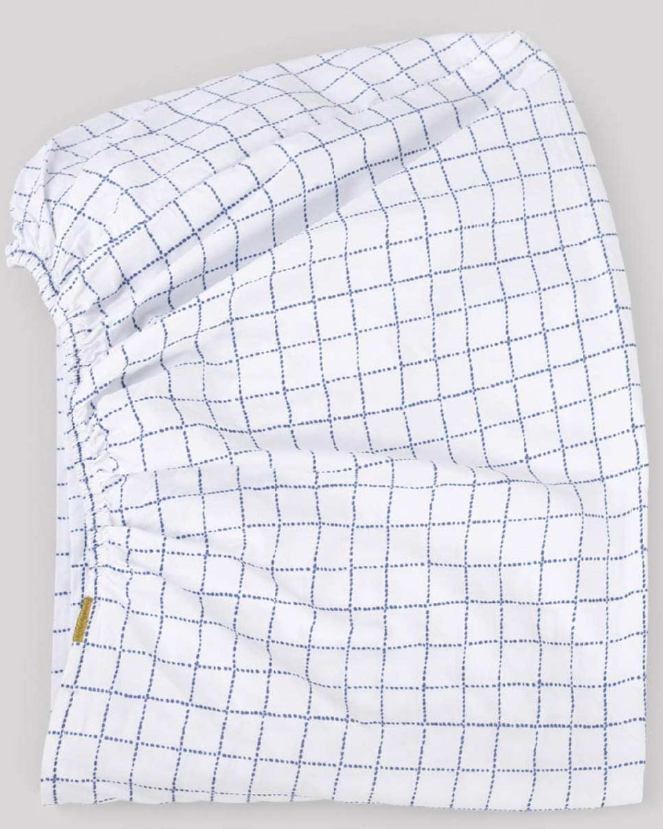 Lenzuolo con angoli a quadretti blu realizzato in percalle di cotone