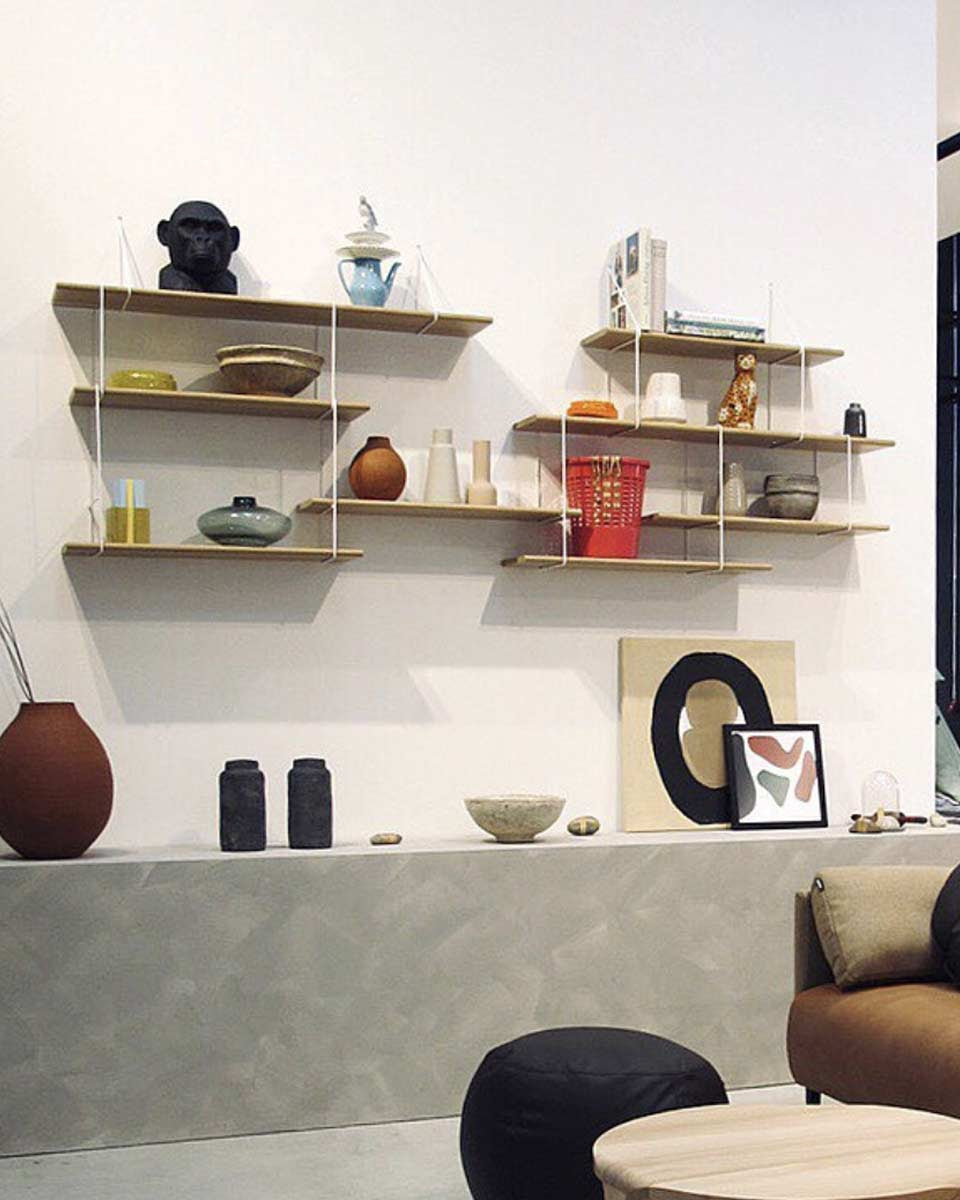 Libreria a parete in legno di rovere e metallo bianco