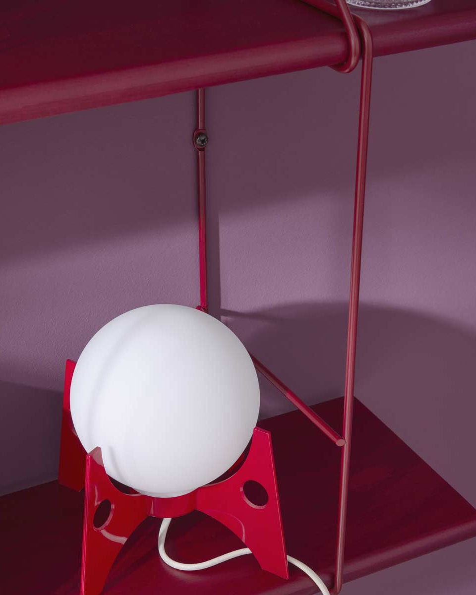 Libreria di design in colore glamour rosso lampone