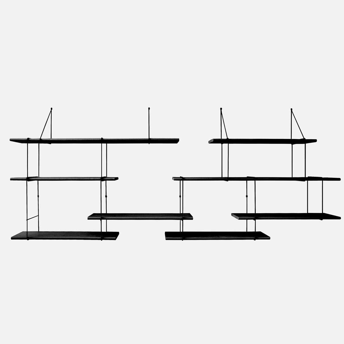 Libreria composta da sistema di mensole in legno e staffe di metallo