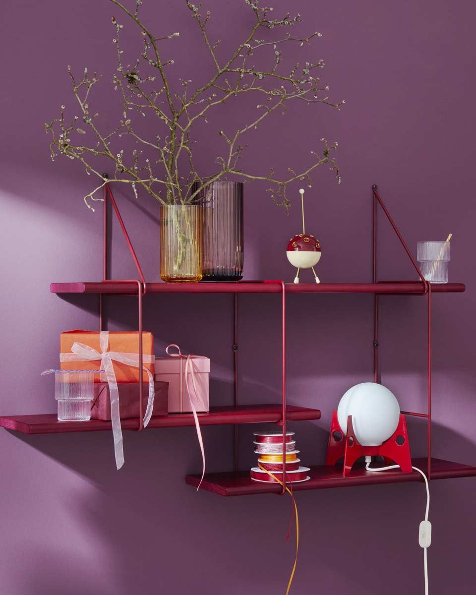 Libreria rosso lampone in faggio e metallo  | Shrink - Studio Hausen