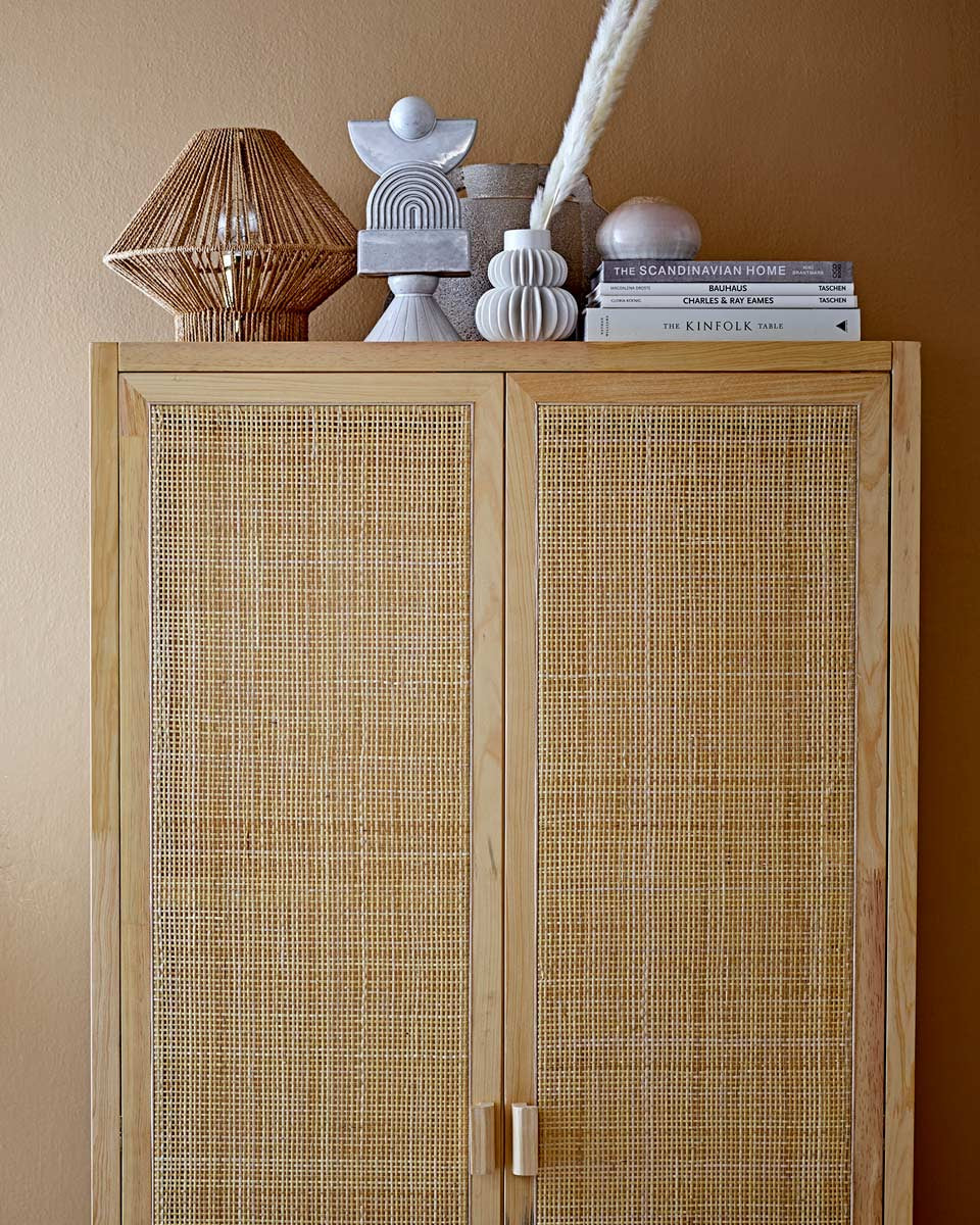 Mobile alto con ante