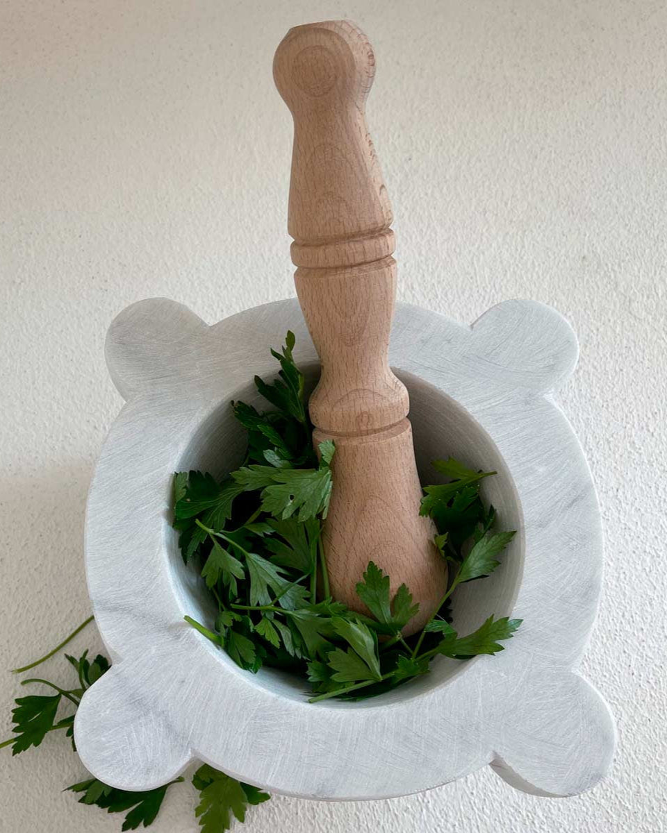 Accessori di design in cucina: mortaio in marmo con pestello in legno