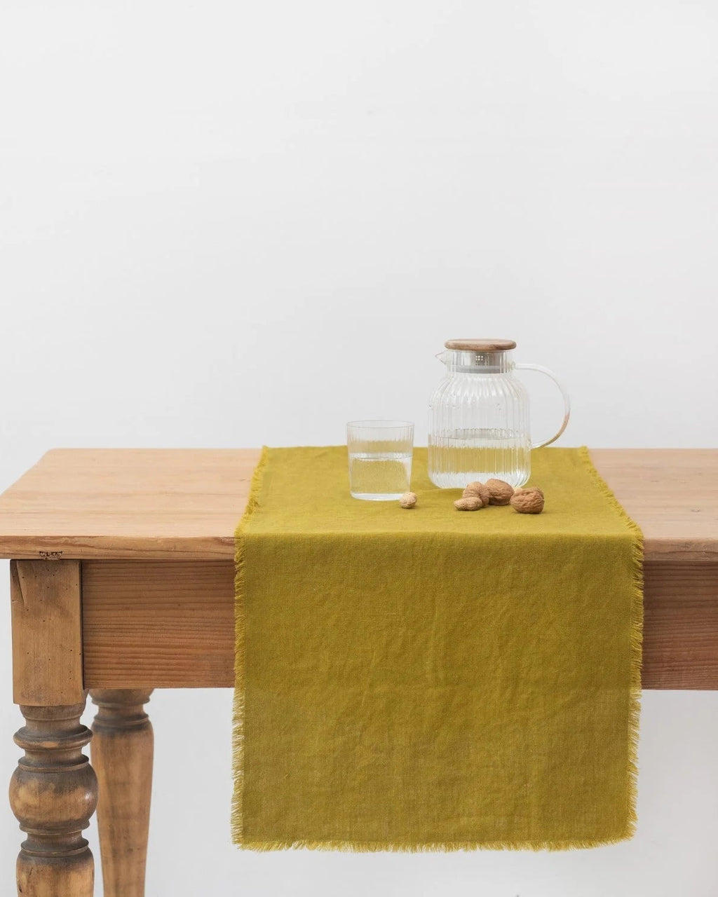 Fringes - runner in lino verde muschio con frange
