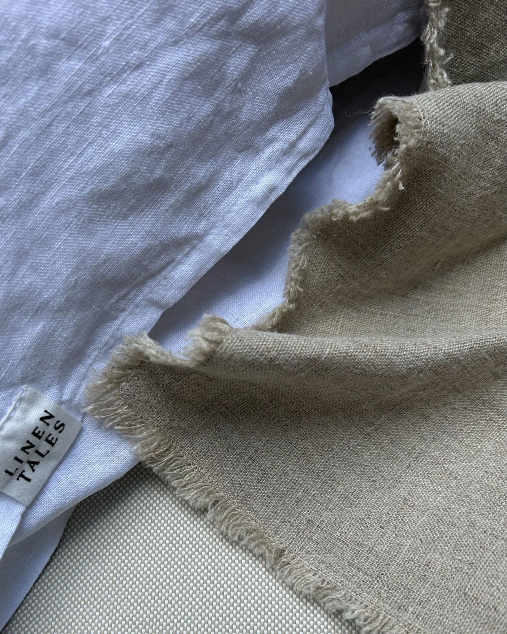 Fringes - runner in lino tinta naturale con frange