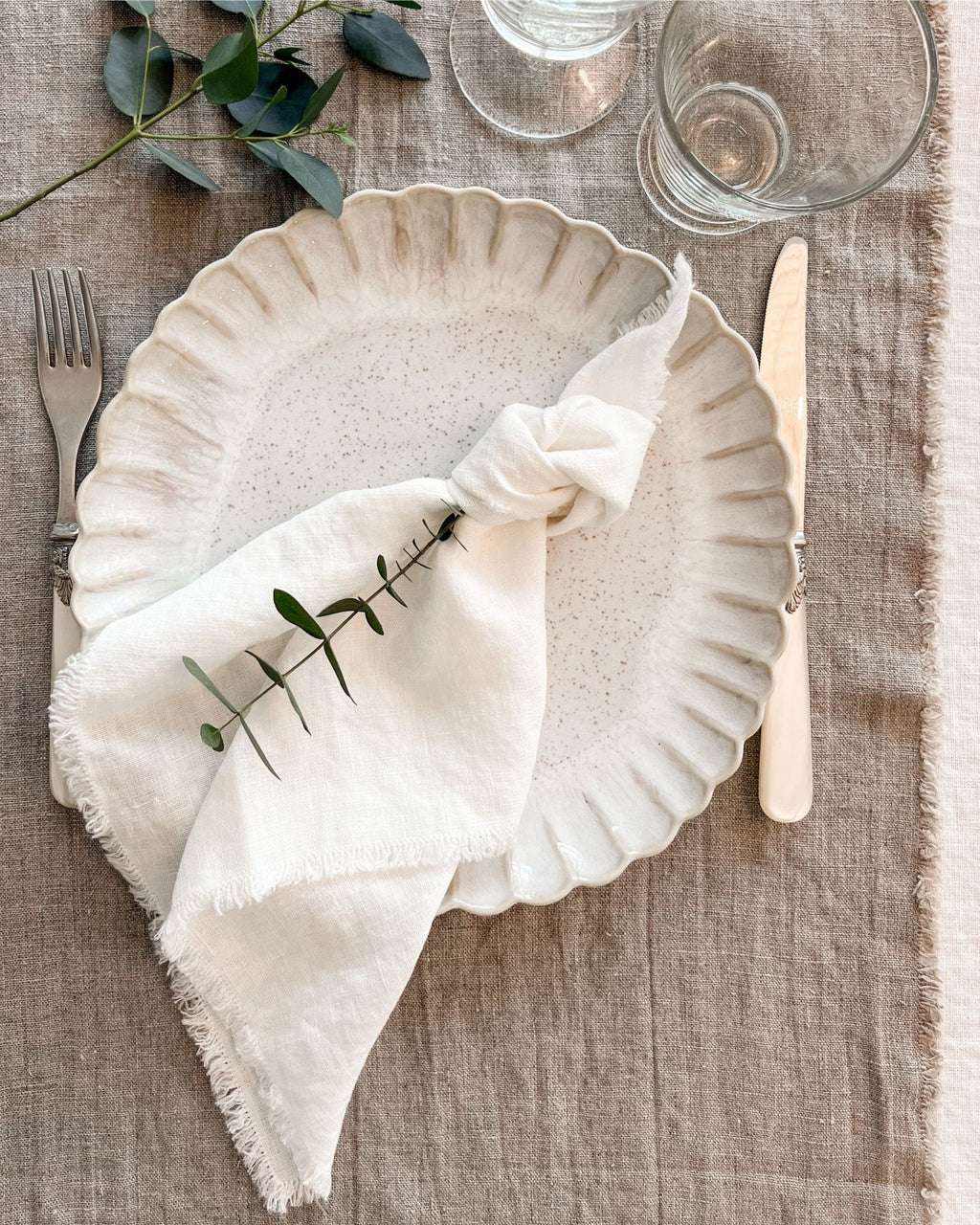 Fringes - runner in lino tinta naturale con frange