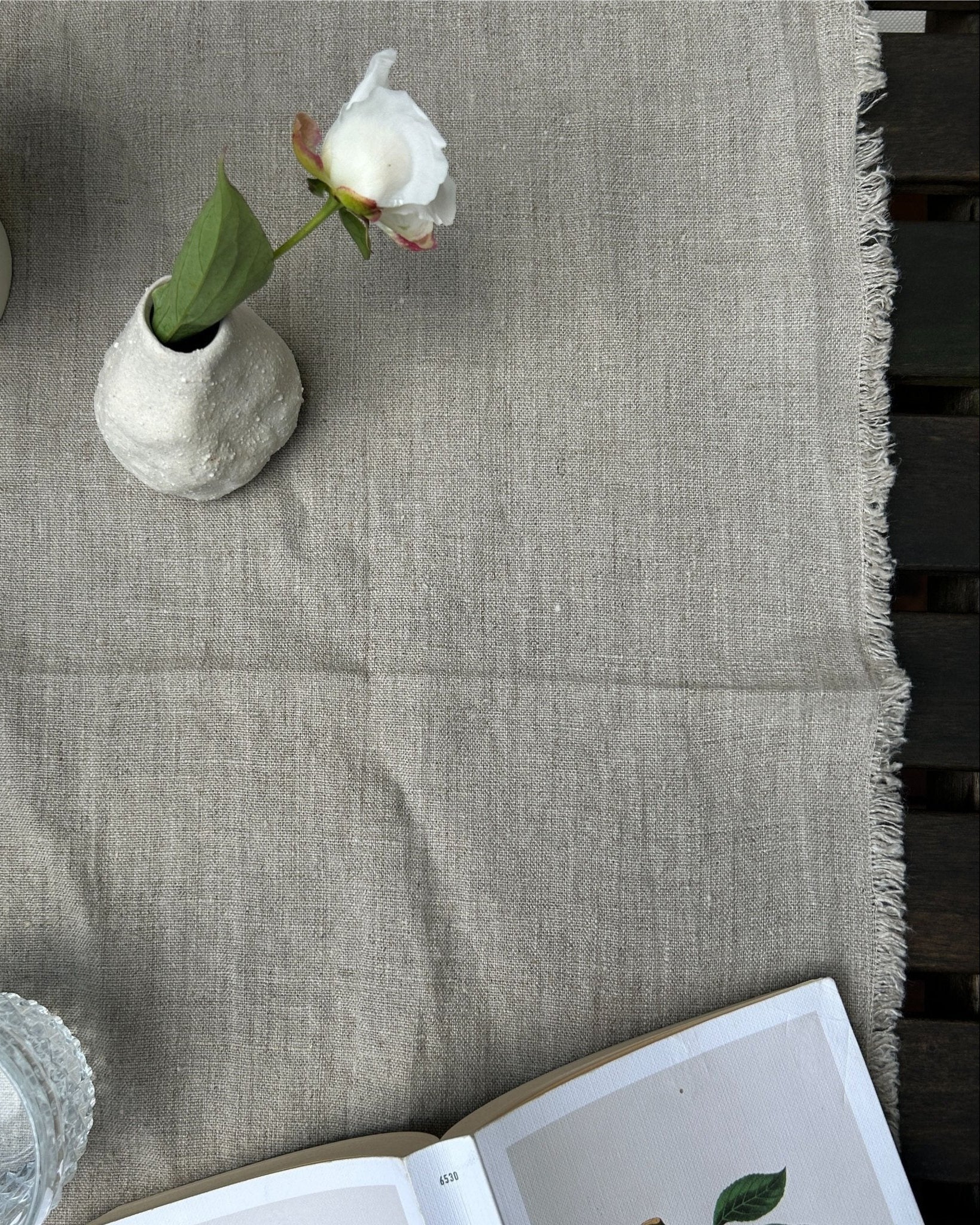 Fringes - runner in lino tinta naturale con frange