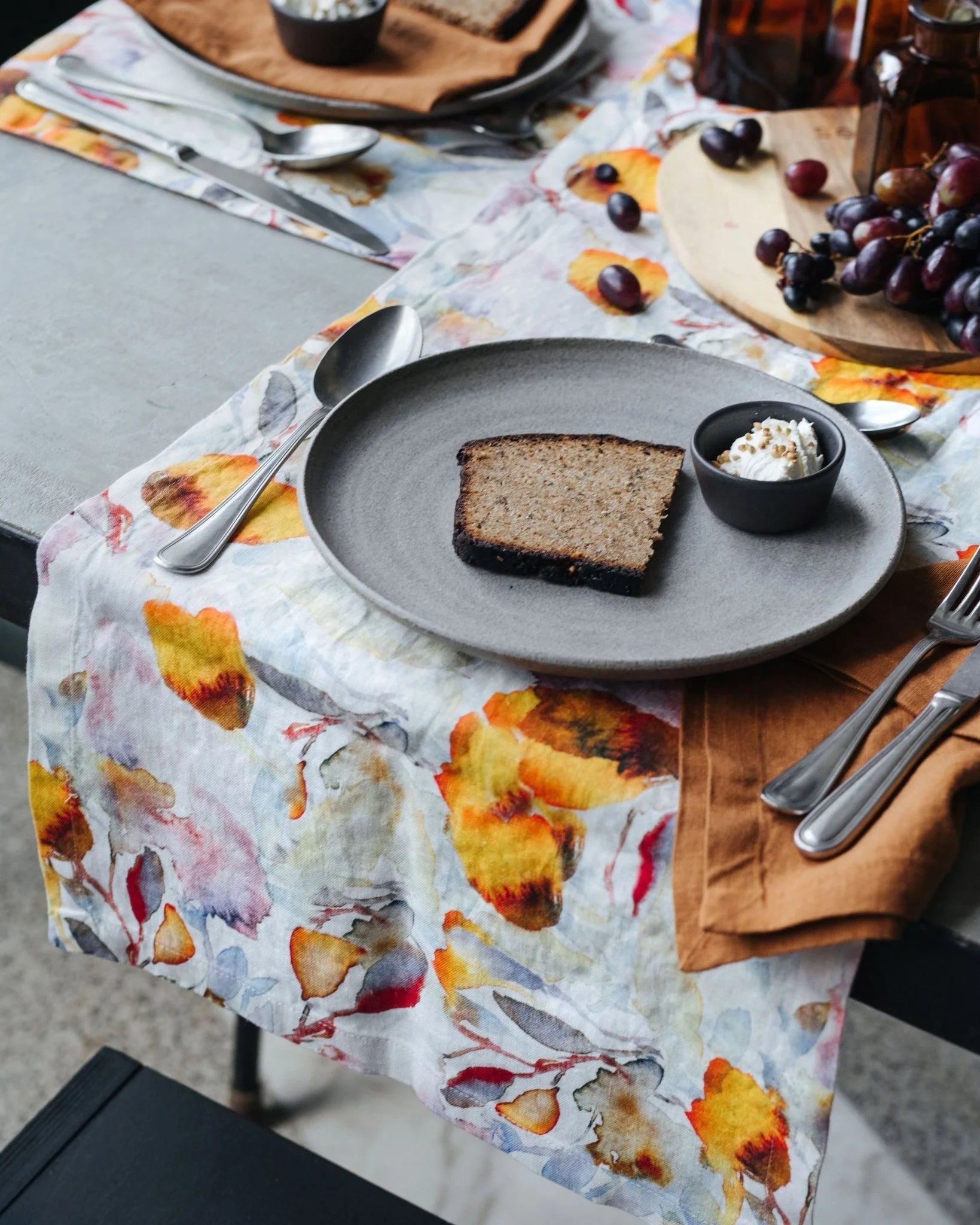 Orange Flow - runner in lino con fantasia floreale