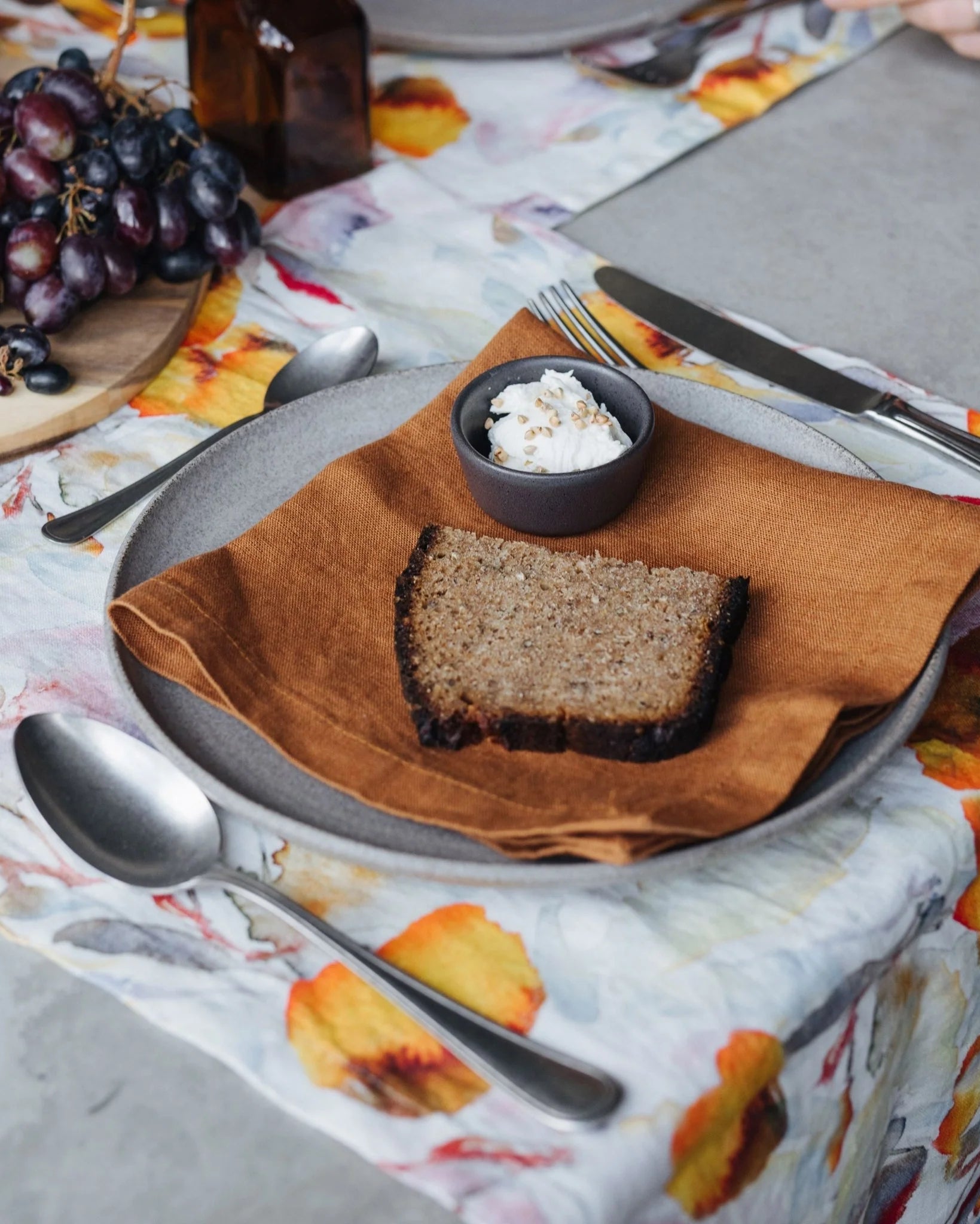 Orange Flow - runner in lino con fantasia floreale