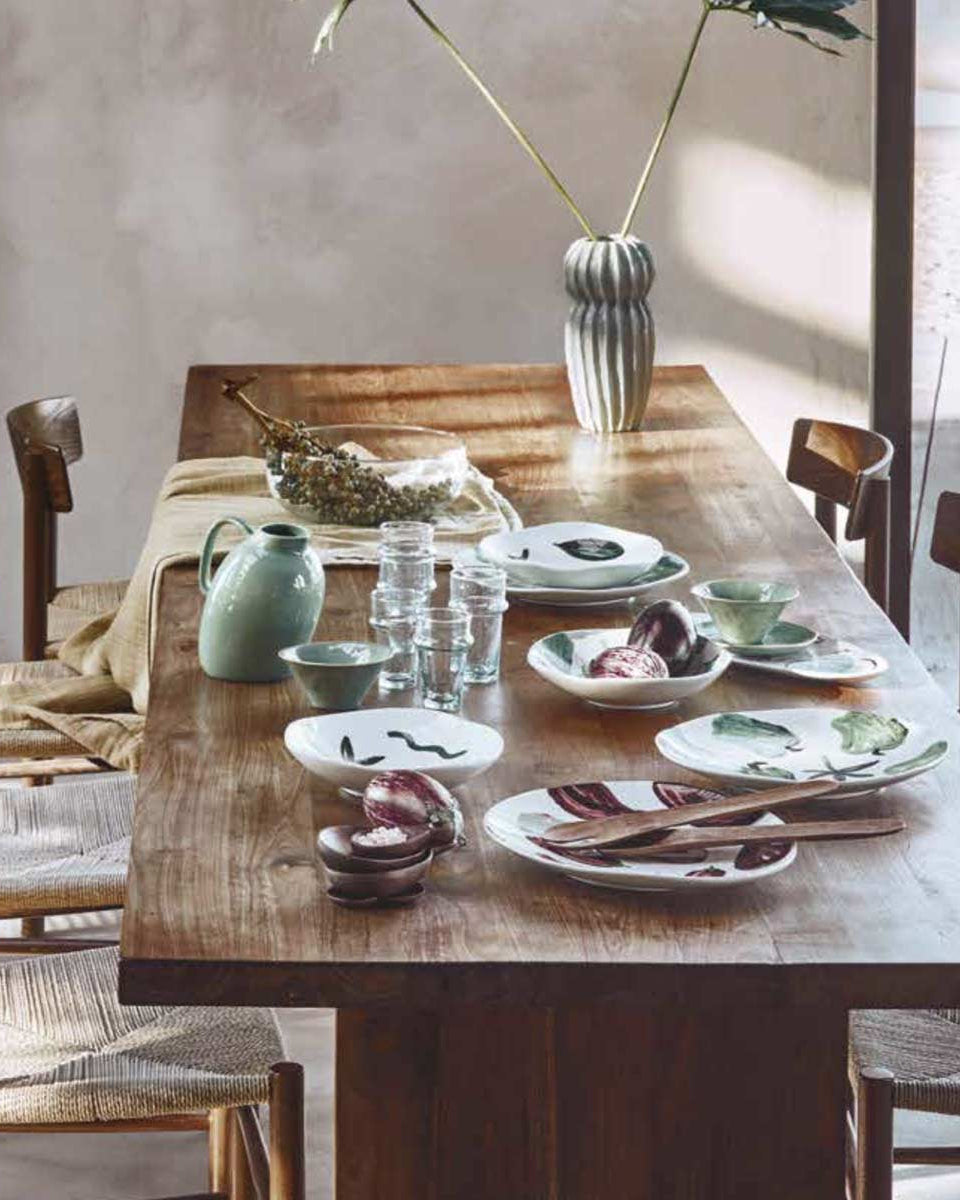 Piatto decorato con melanzane dipinte a mano, perfetto per rendere allegra e originale la tua tavola