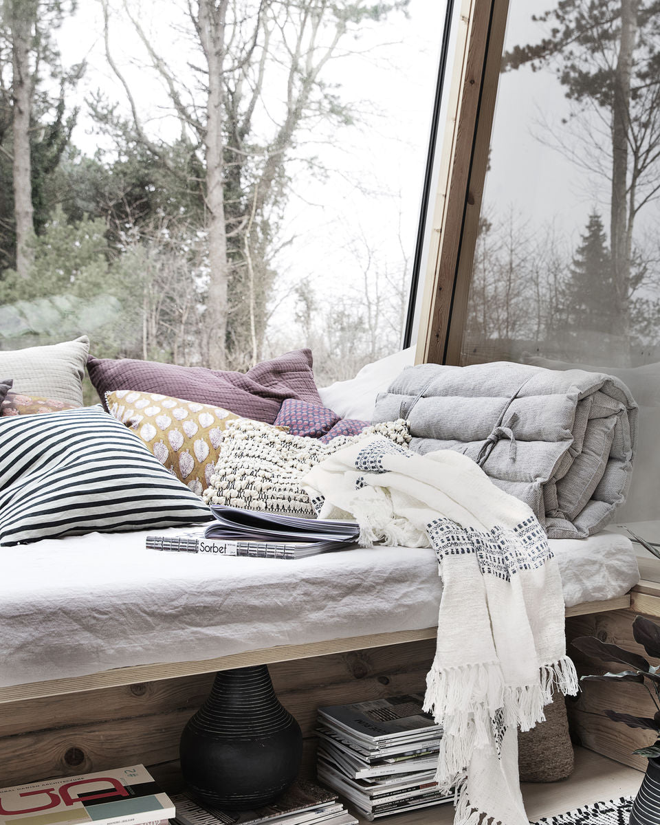 Plaid bianco con frange e ricamo grigio