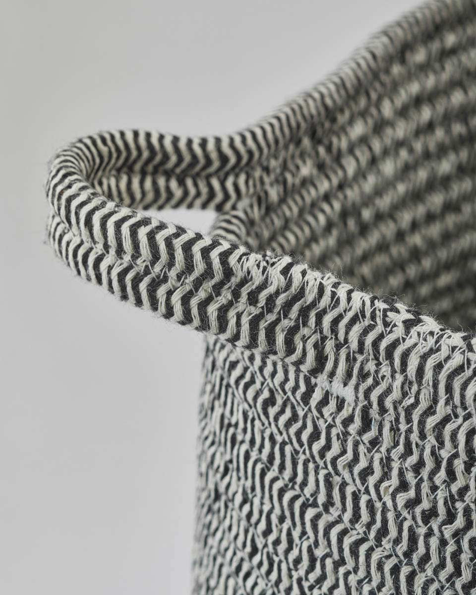 Dettaglio cestino portaoggetti grigio