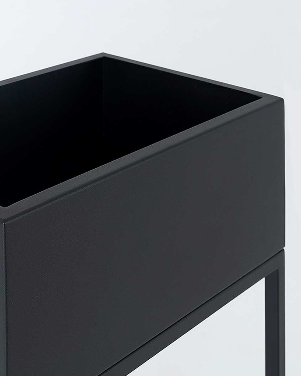 Portavasi nero in metallo