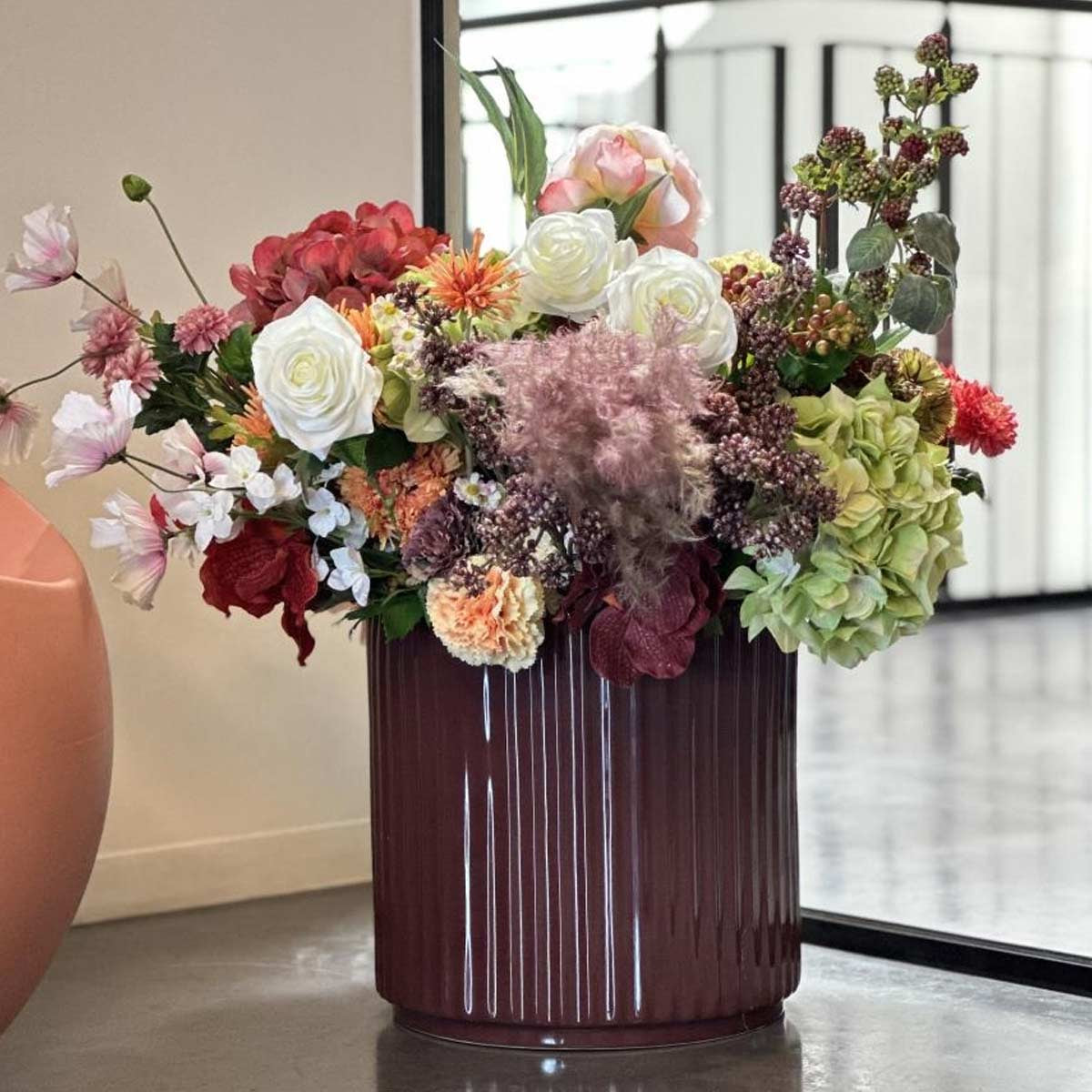 Portavaso di design marrone scuro in ceramica con finitura lucida