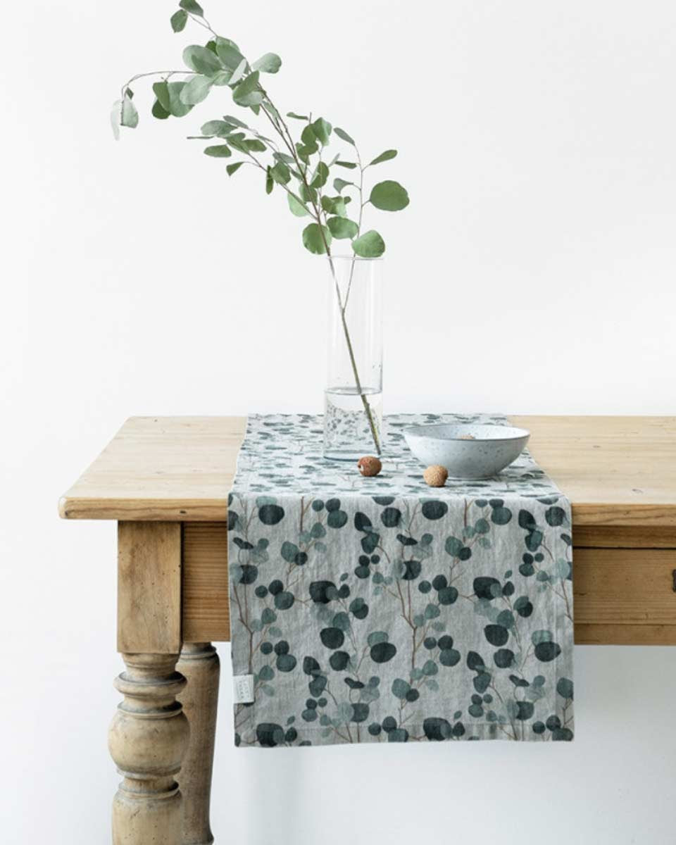 Runner in lino naturale con ramage di foglie di eucalipto