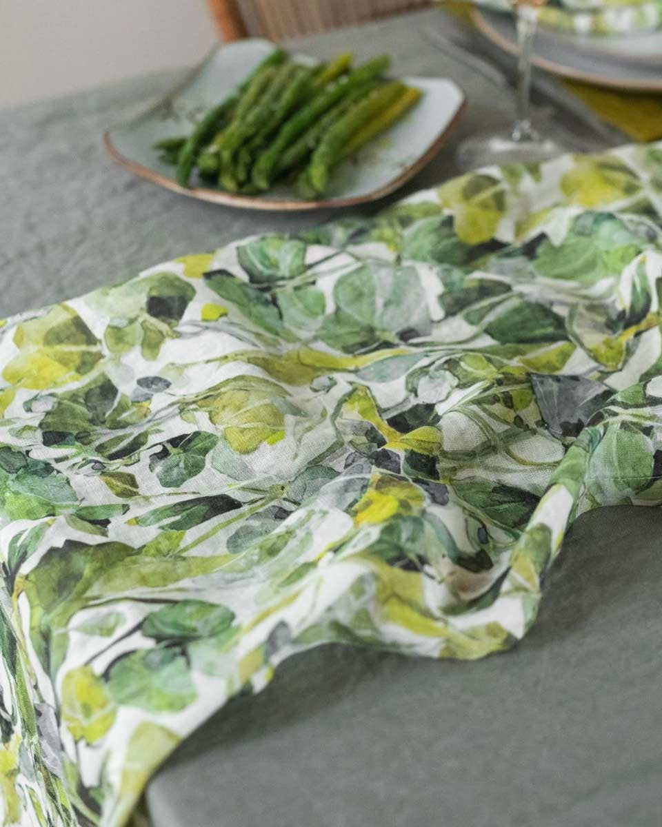 Tavola in verde con il runner a foglie in puro lino Lotus