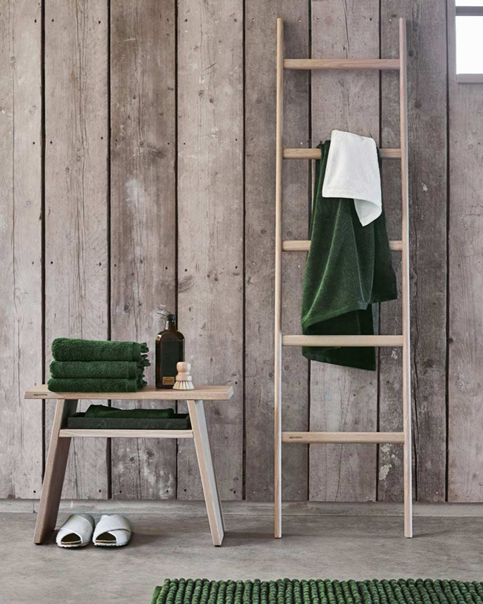Scala porta asciugamani in legno con panca coordinata