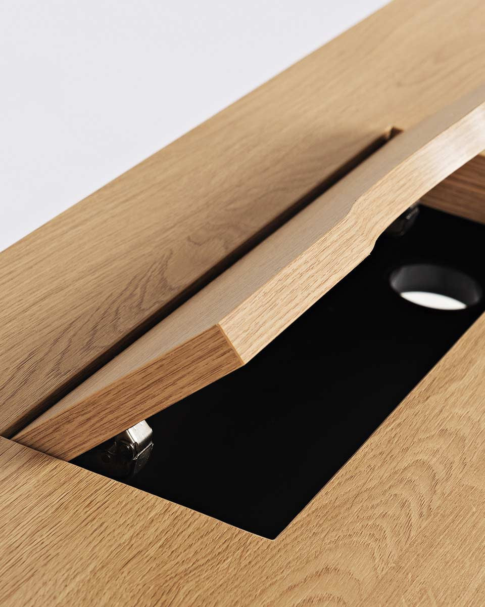 Scrivania con foro per i cavi elettrici