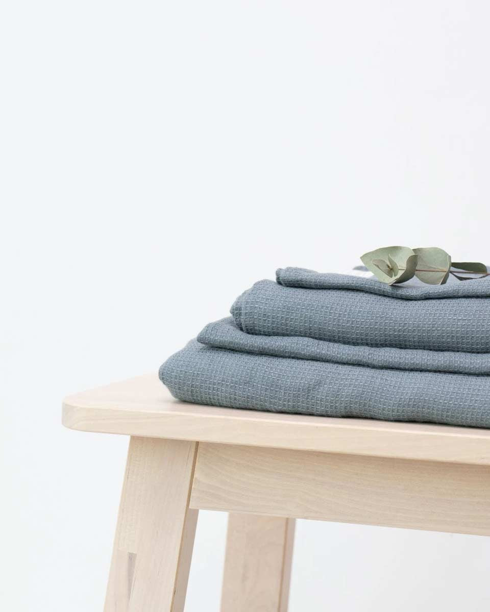 Set 3 asciugamani azzurro polvere in puro lino waffle