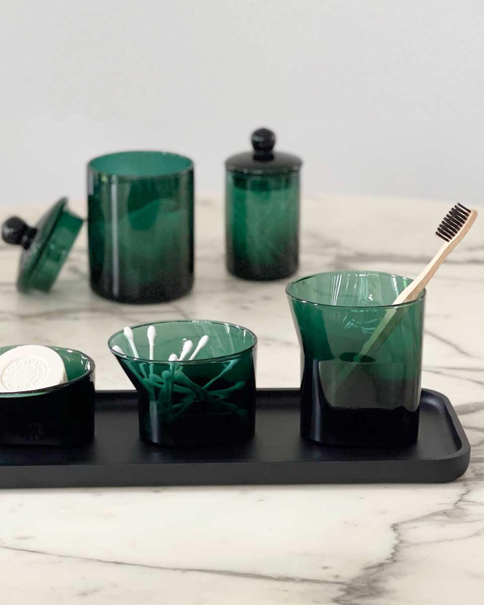 Set da bagno di design composto da bicchiere porta spazzolini, porta sapone e contenitore