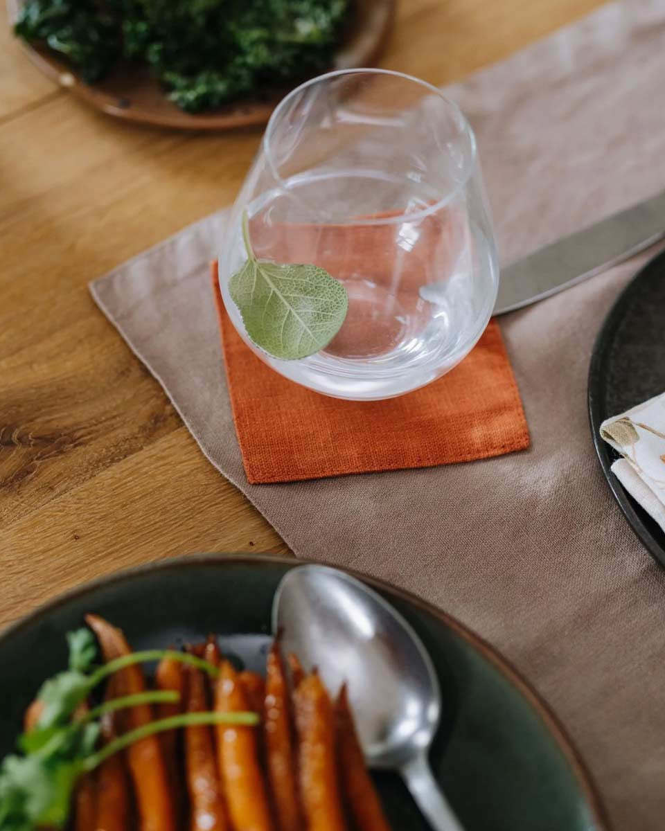 Eleganti e pratici sottobicchieri in tessuto di puro lino color terracotta