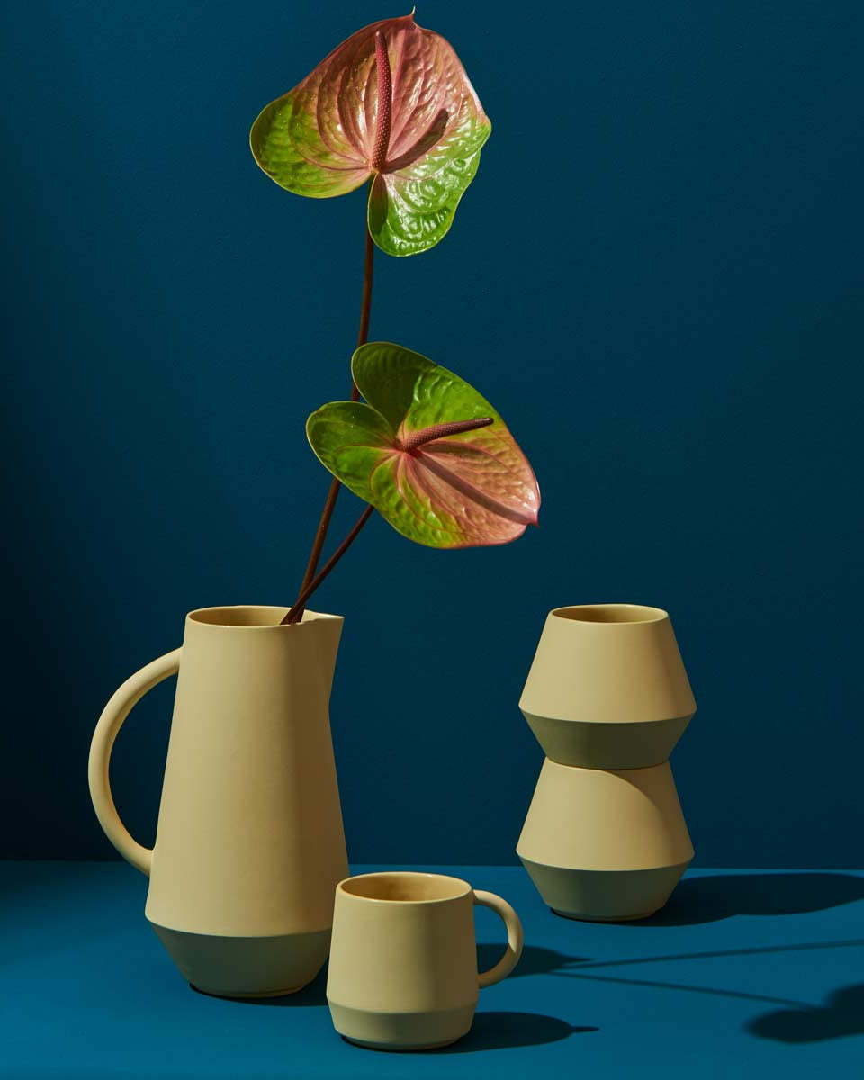 Stoviglie di ceramica gialla