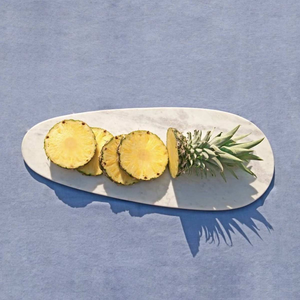 Tagliere in marmo bianco con forma arrotondata