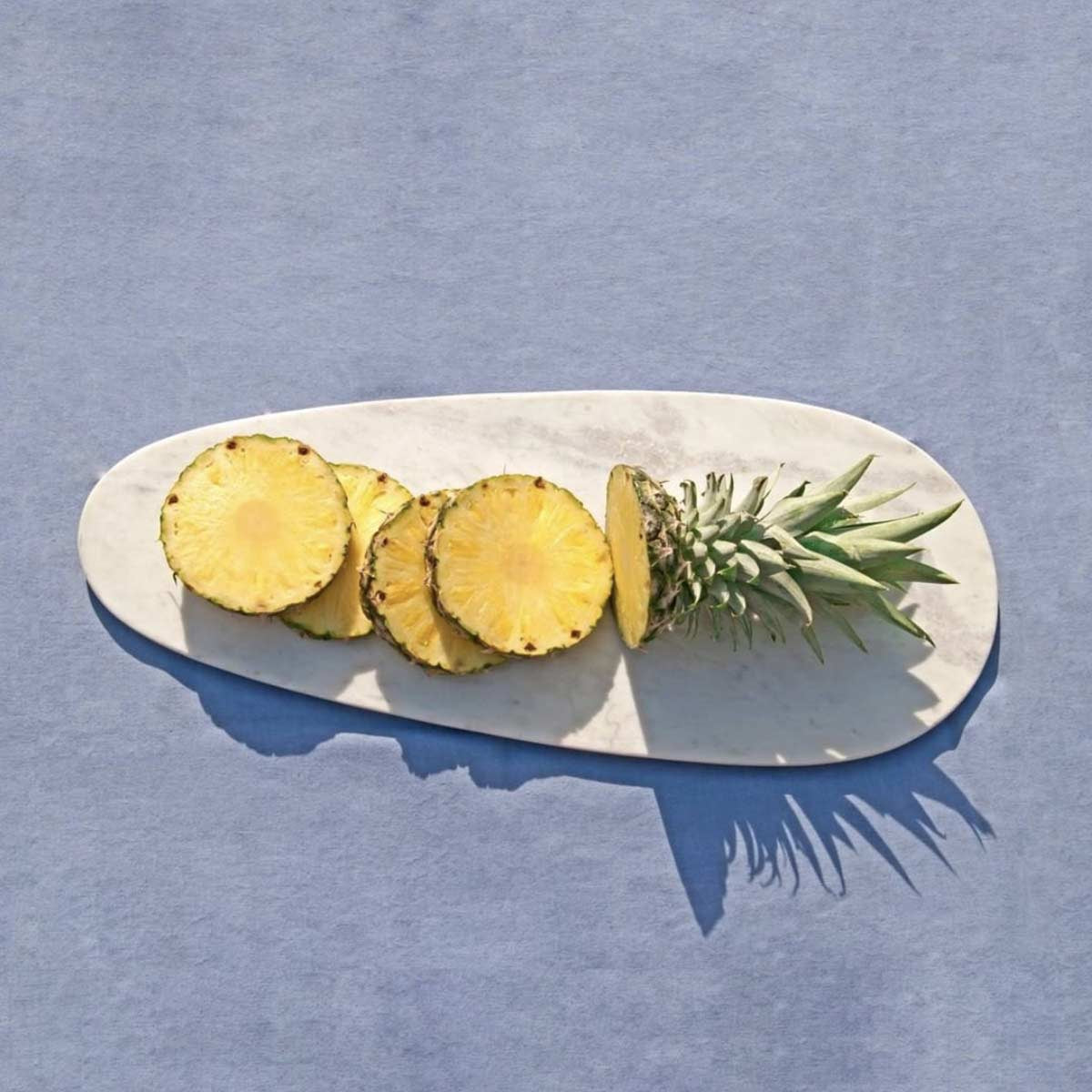 Tagliere in marmo bianco con forma arrotondata