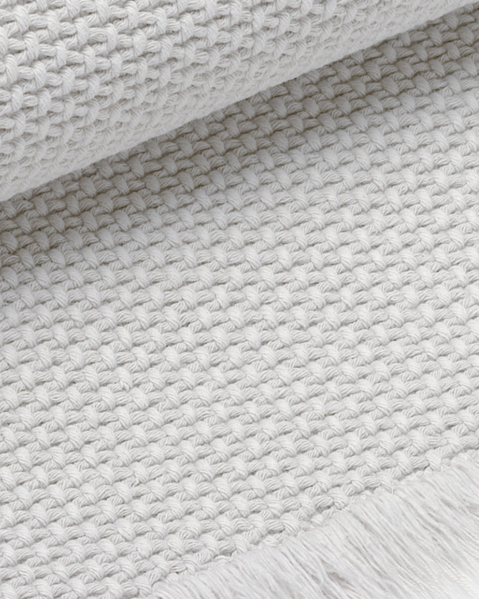 Tappeto da bagno bianco con frange