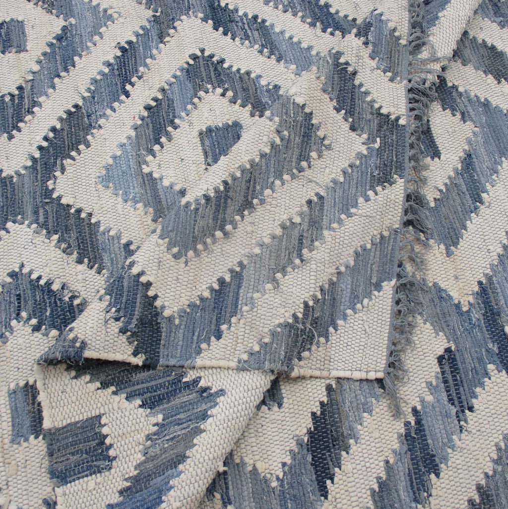 Tappeto blu e bianco