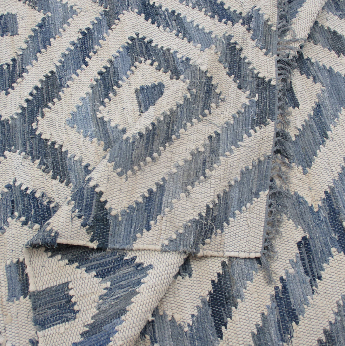 Tappeto blu e bianco