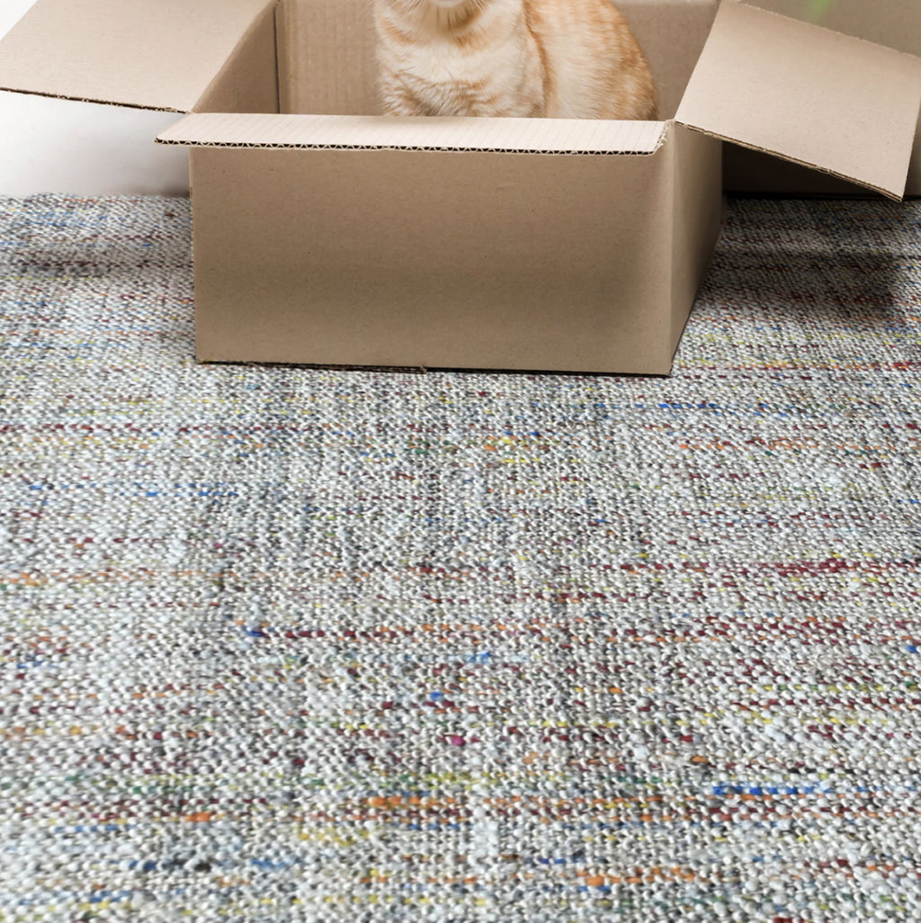 Tappeto con fili colorati