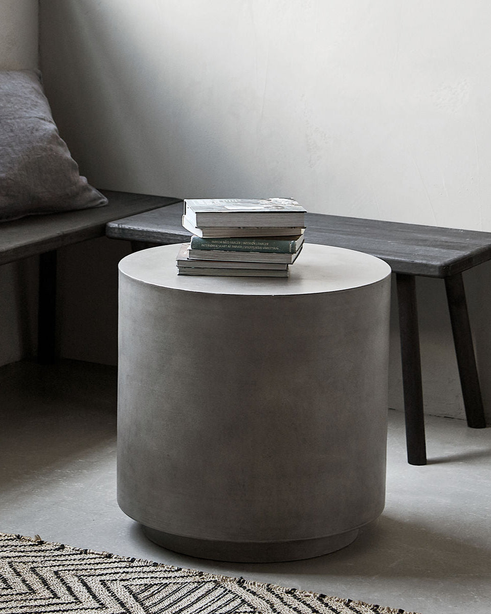 Tavolino in cemento cilindrico stile industrial adatto sia per interni che per esterni