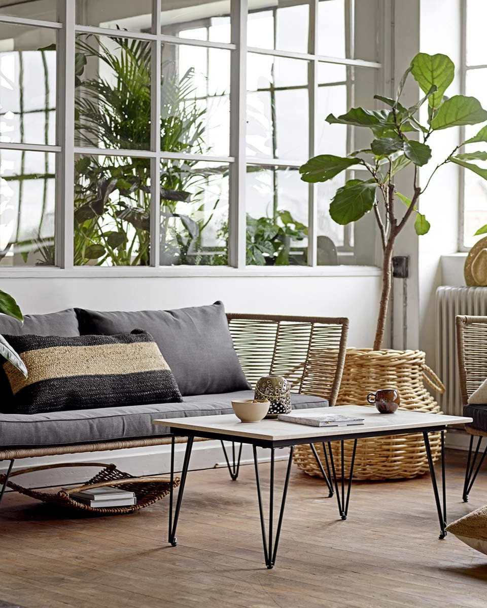 Tavolino nero con top in cemento