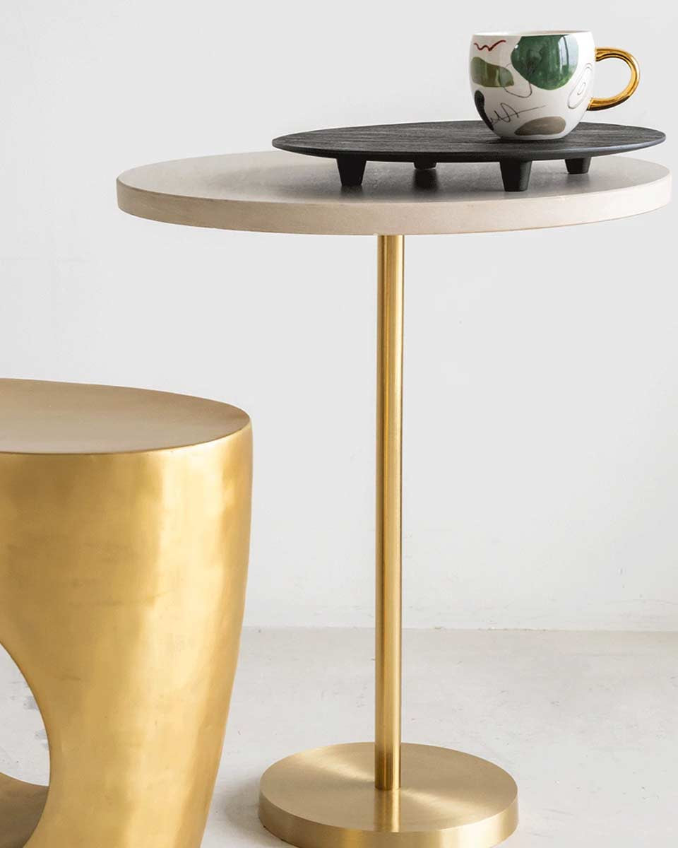 Tazza moderna con manico dorato