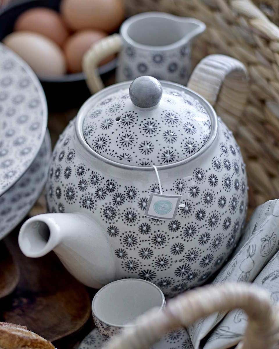 Scopri il design della teiera Bloomingville.