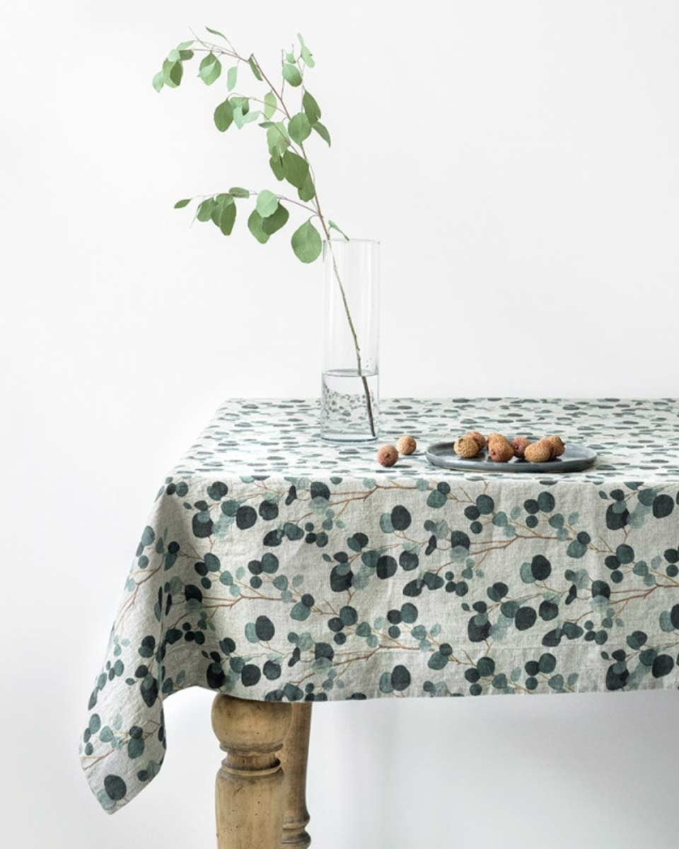 Tovaglia in lino colore naturale con stampa fantasia foglie di eucalipto