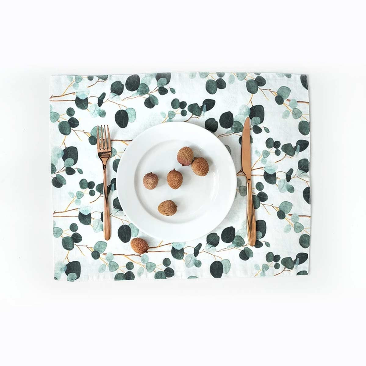 Tovaglietta di lino stampa ramage eucalipti su sfondo bianco