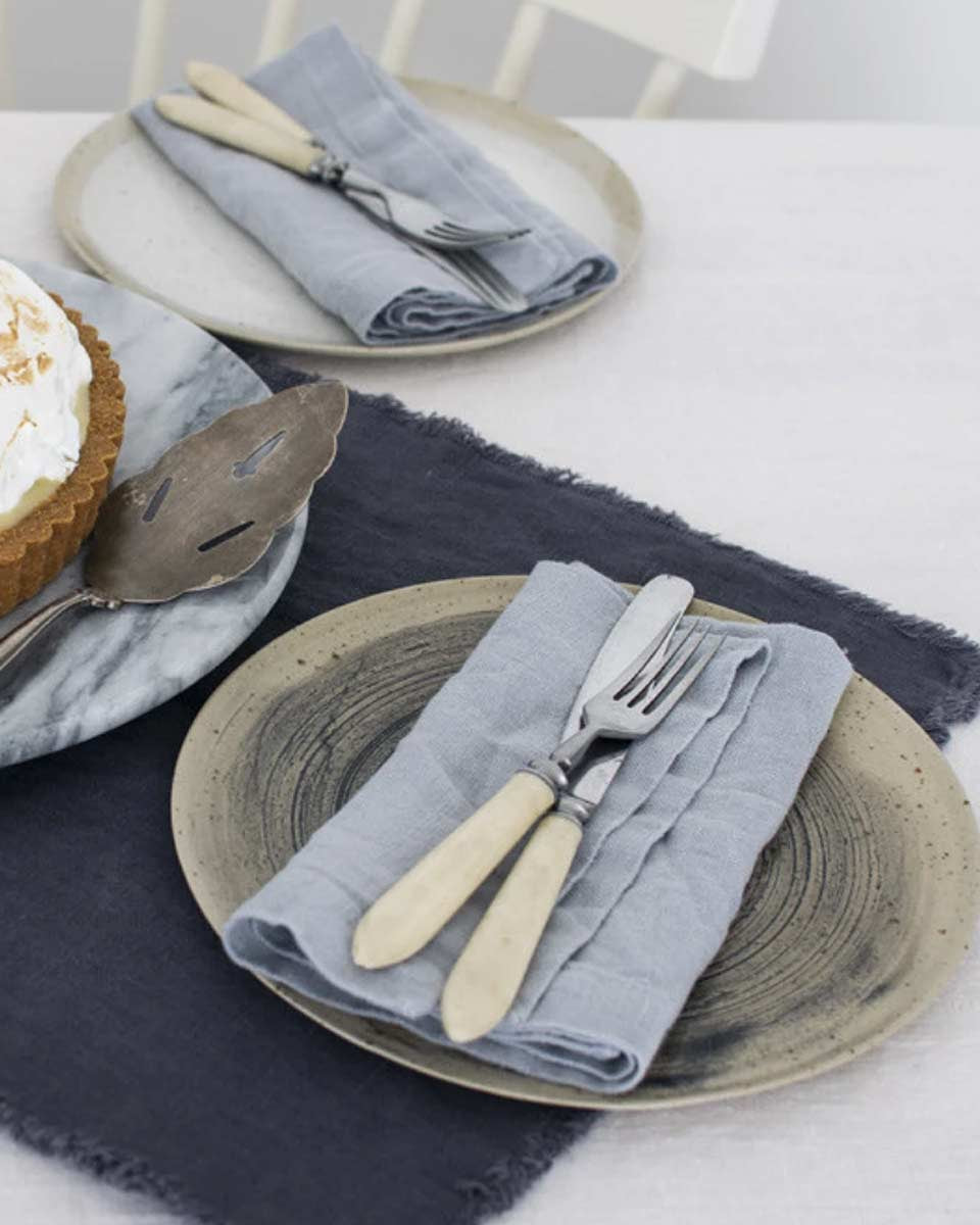 Tovagliette in lino grigio con frange