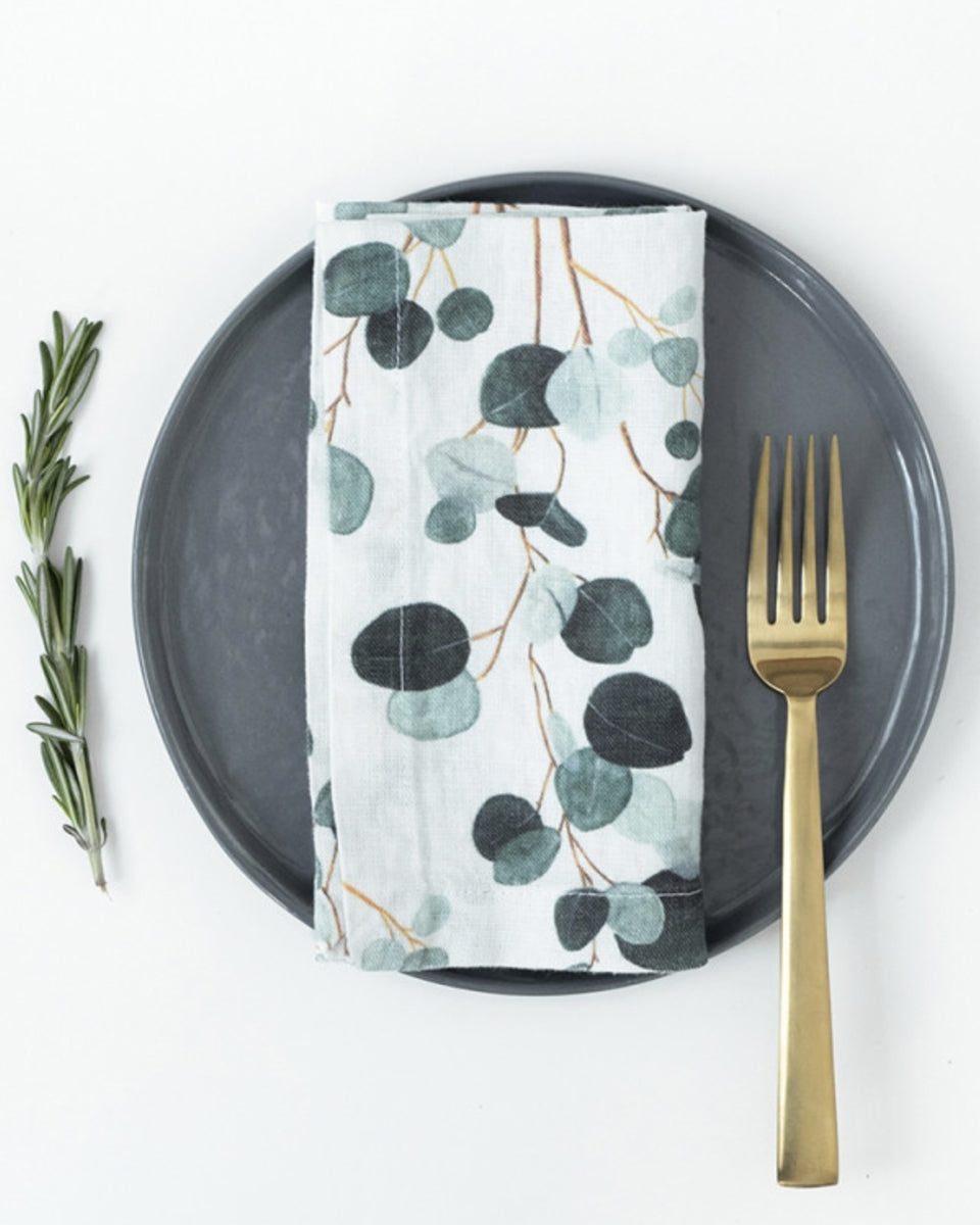 Tovaglioli in lino bianco stampato con ramage di eucalipto.