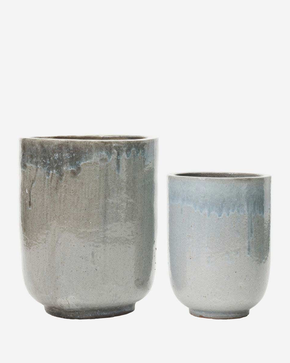 Vasi grigi in terracotta per esterni, pezzi unici per colore e finitura